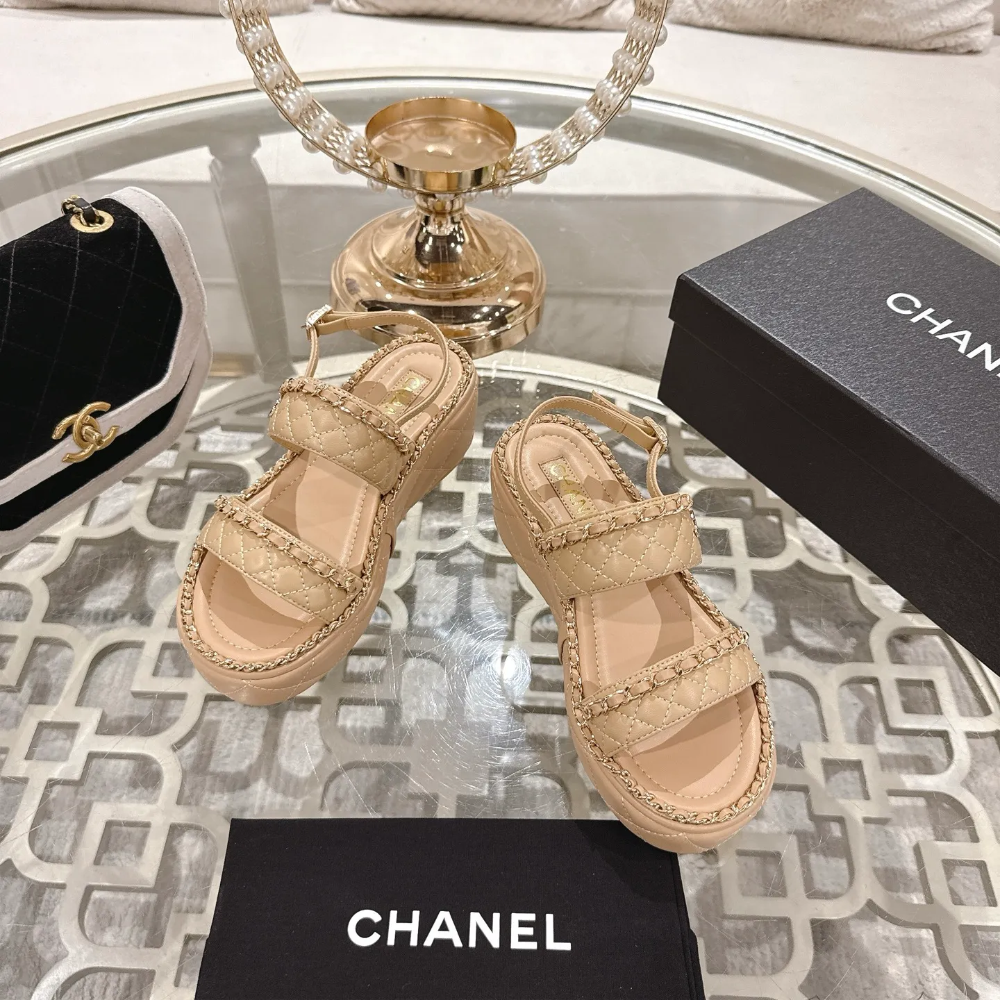 👟👟Ex-factory price 600👟👟 𝐂𝐇𝐀𝐍𝐄𝐋 | Xiaoxiang 25𝐬𝐬 🦋2025 Spring and Summer New Products Counter Classic Xiaoxiang Double C Diamond Chain Slippers Series New〰 🍬 The absolute best in the BS fashion circle. Matching will perform meticulously Minimalist, classic elements that will never fade away 💋 Show unique dressing style, too beautiful to say anything. A must-have for summer... Upper: Original high-customized lambskin Lining: Imported mixed sheepskin lining Outsole: Original molded non-slip outsole Shoe size: 35-39 (34.40.41.42 customization is not returnable)